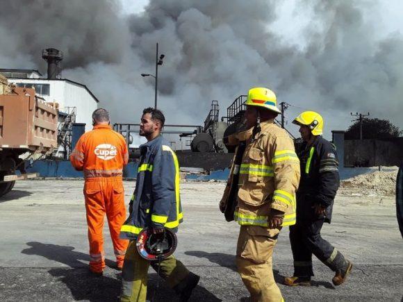 En este momento estás viendo Empeño en Cuba para extinguir incendio de grandes proporciones