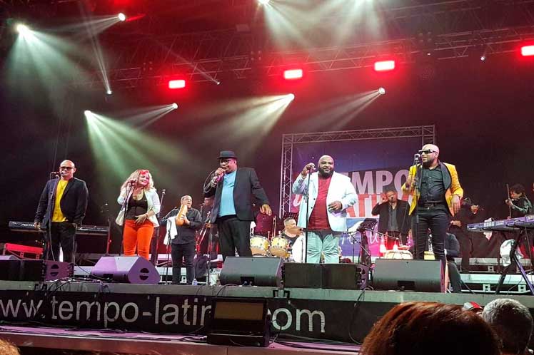 Lee más sobre el artículo Europa baila al ritmo de orquesta cubana Los Van Van (+Foto)