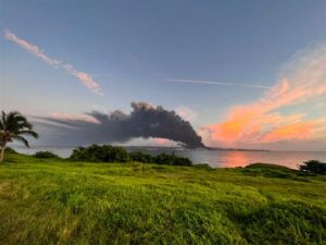 Lee más sobre el artículo Trabajan arduamente en Cuba para sofocar enorme incendio