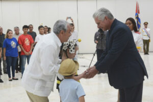Lee más sobre el artículo La Colmenita y Carlos A. Cremata reciben orden Félix Varela en Cuba (+Foto)