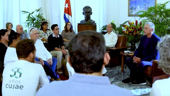 En este momento estás viendo Intercambió Díaz-Canel con personas vinculadas al Código (+Fotos y Video)