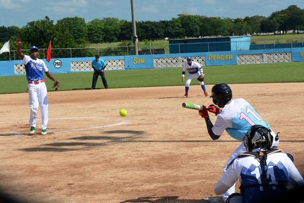 En este momento estás viendo Dos barridas en inicio de Nacional Masculino de Softbol