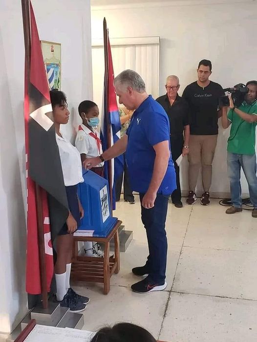Lee más sobre el artículo Presidente cubano vota en referendo del Código de las Familias