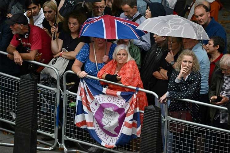 Lee más sobre el artículo Miles de personas convergen en Londres para funerales de Isabel II