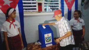 Lee más sobre el artículo Grandparents arrive early to the polls in Ciego de Ávila (+Photos)