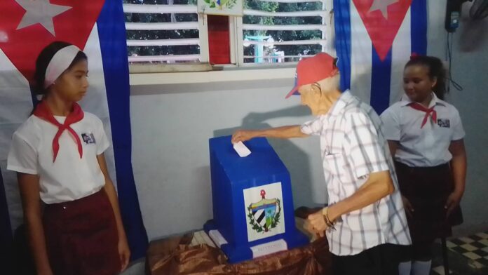 Lee más sobre el artículo Grandparents arrive early to the polls in Ciego de Ávila (+Photos)