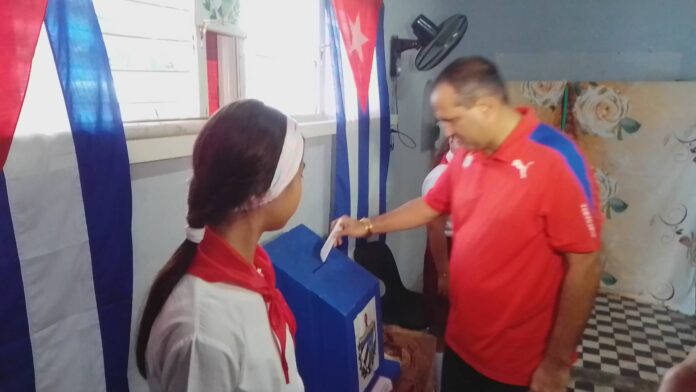 En este momento estás viendo Main authorities of Ciego de Ávila do their vote for the Family Code (+Photos)