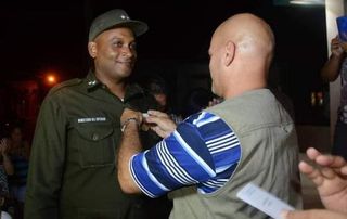 En este momento estás viendo Gerardo Hernández Nordelo presents the September 28th medal to Avilanian firefighter