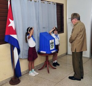 Lee más sobre el artículo Raúl Castro ejerce su derecho al voto en referendo popular