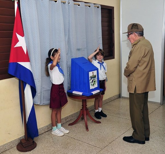 Lee más sobre el artículo Raúl Castro ejerce su derecho al voto en referendo popular