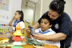 Lee más sobre el artículo Expertos de Cuba y Francia abordan calidad de vida de niños autistas
