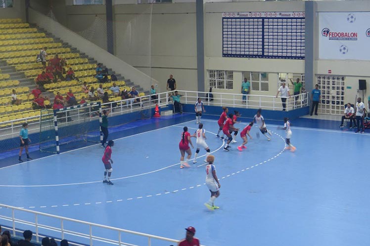 Lee más sobre el artículo Cuba y Dominicana dividen honores en Copa del Caribe de Balonmano (+Fotos)