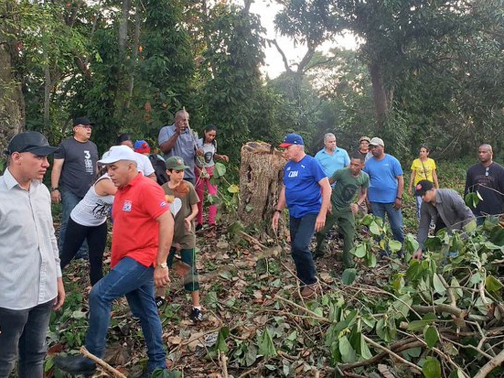 En este momento estás viendo Presidente de Cuba participa en trabajo voluntario tras huracán Ian (+Foto)