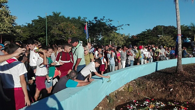 En este momento estás viendo Tributan homenaje a Camilo Cienfuegos en Ciego de Ávila (+fotos)