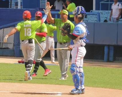 Lee más sobre el artículo Tres juegos cerrados en primera jornada de la LEBC  Este domingo concluyen las subseries y los juegos en Isla de la Juventud y La Habana serán  a las diez de la mañana para permitir la transportación Publicado: Sábado 22 octubre 2022 | 07:51:05 pm. Autor: images/authors/2017/09/h4YuXJ_28-09-2017_23.09.25.000000.jpg rosendo@juventudrebelde.cu LEBC  Ver Más Una primera jornada con marcadores ajustados Autor: Juventud Rebelde Publicado: 22/10/2022 | 07:49 pm  La primera jornada competitiva de la Liga Élite del Béisbol Cubano dejó tres juegos con marcadores ajustados y el rey de la fiesta estuvo presente en todos los estadios.   En el Latinoamericano, nueve innings no fueron suficientes para decidir el pulso entre Agricultores y Portuarios, que llegó con abrazo a tres carreras a la Regla Schiller.   Fiel a su estilo de jugar fuerte y consciente de que su artillería es la más poderosa de la lid, el experimentado mentor Carlos Martí dejó libre a Rafael Viñales y este respondió a la confianza con soberbio palo de vuelta completa que sentenció el choque ante Adrián Sosa.   Los anfitriones pisaron una vez la goma en la parte baja del décimo y dejaron el empate en posición anotadora con menos de dos outs, pero el ganador Alberto Pablo Civil completó su faena con ponche incluido a Juan Carlos Torriente.   En ese partido, Raico Santos pegó también un jonrón en el mismo capítulo de apertura ante Yadián Martínez y ese pasará a la historia como el primer bambinazo en este tipo de torneos.   Fue ese choque, jugado sin errores y muy buenas y espectaculares acciones defensivas, el de más carreras en la jornada sabatina (6-4) y el único que no terminó por mínima diferencia.   En Holguín, Ganaderos también arrancó delante como visitador y se impuso por 1-0, en juego decidido por cuadrangular de Yordanis Samón ante el cafetalero Frank Navarro.   El tándem de Yuen Socarrás y Yankiel Mauri firmó la blanqueada, apuntándose la victoria el primero y salvando el segundo. Ambos equipos jugaron igualmente impecable a la defensa.   En Isla de la Juventud, los Tabacaleros dejaron al campo a Centrales con imparable de Leonardo Urgellés en el décimo tramo. Un palazo de Yariel Duque había puesto delante a los dirigidos por Armando Ferrer en el quinto tramo, pero Dayana García remolcó una en ese mismo inning y en el siguiente un error de Pavel Quesada emparejó la pizarra.   El cerrador histórico del béisbol cubano José Ángel García, se apuntó el triunfo y también en rol de relevo, Javier Mirabal cargó con el revés.   Con par de pifias, los del centro fueron el único equipo cuya defensa no se comportó impecable en la fecha inaugural de la LEBC.   Este domingo concluyen estas subseries y los juegos en Isla de la Juventud y La Habana serán  a las diez de la mañana para permitir la transportación hacia y desde Nueva Gerona.  Comparte esta noticia