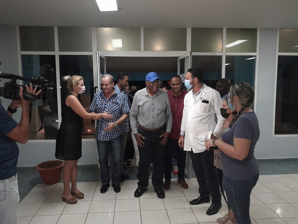 Lee más sobre el artículo Intercambia Valdés Mesa con trabajadores del Hospital Antonio Luaces Iraola