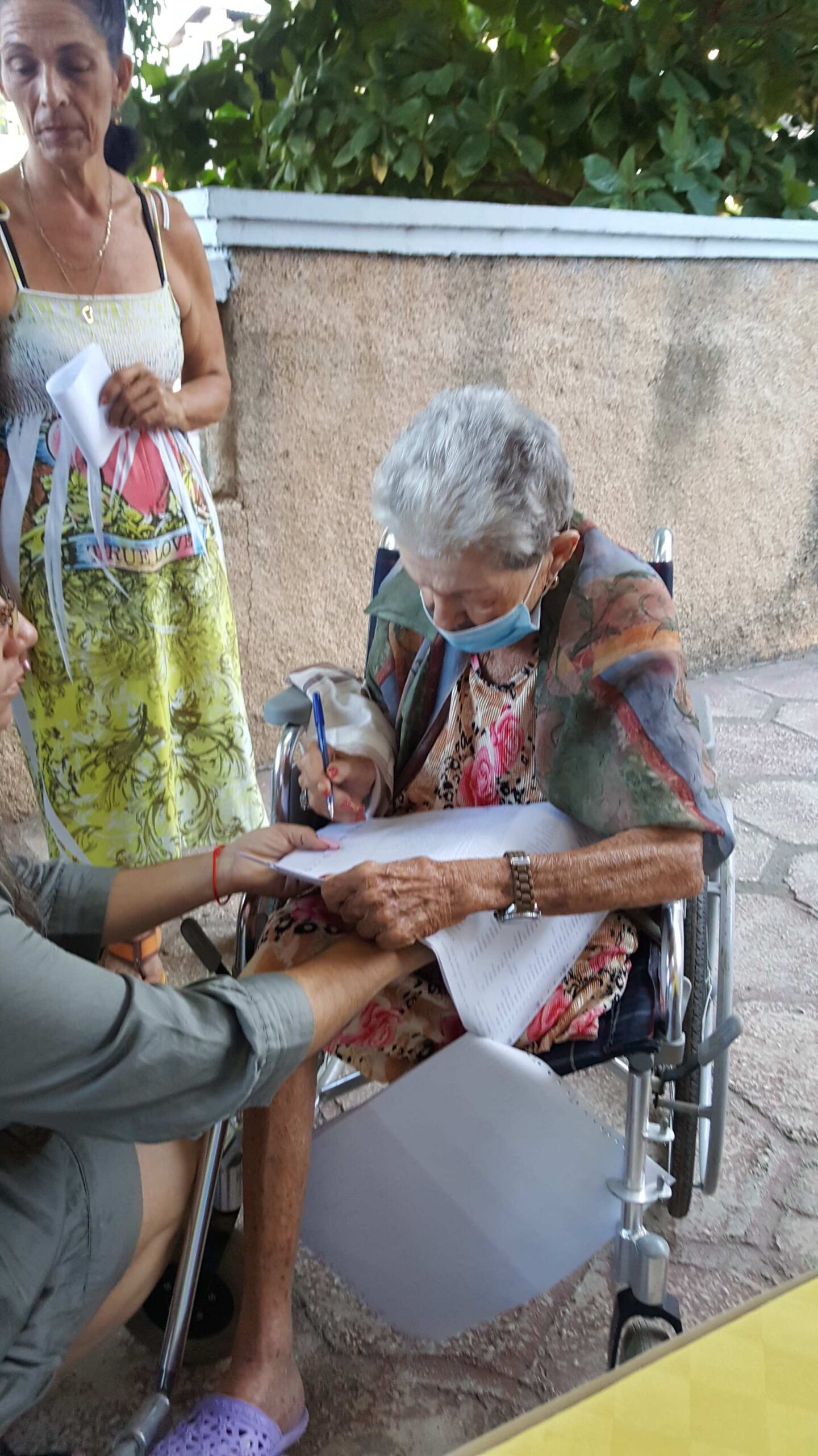 La voluntad de ejercer el derecho democratico llevó a esta anciana a su colegio electoral Fotos de Idania Pupo Freyre
