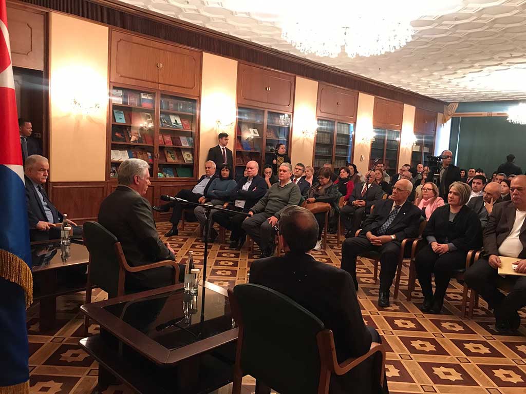 Lee más sobre el artículo Sostiene presidente Díaz-Canel encuentro con cubanos en Moscú