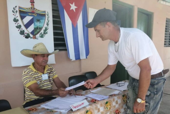 elecciones C de Avila Oraldo(1) Este campesino avileño y presidente de una mesa electoral aspira a una mejor gestión de Gobierno en su comunidad rural El Barrito