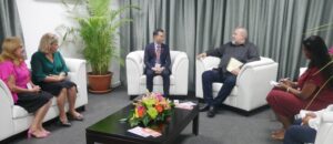 Lee más sobre el artículo Primer Ministro de Cuba se reúne con asistentes a feria comercial
