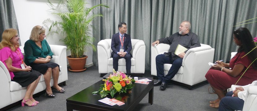 En este momento estás viendo Primer Ministro de Cuba se reúne con asistentes a feria comercial