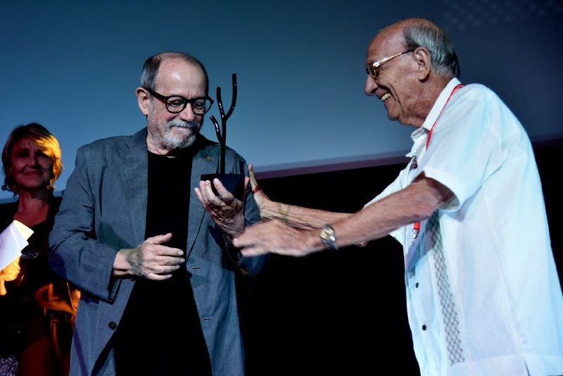 Lee más sobre el artículo Recibió Silvio Rodríguez Coral de Honor del Festival de Cine