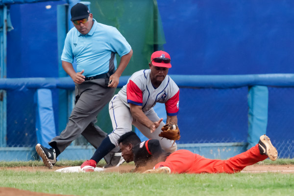 En este momento estás viendo Tres «dobletes» estremecen la Liga Élite del Béisbol Cubano
