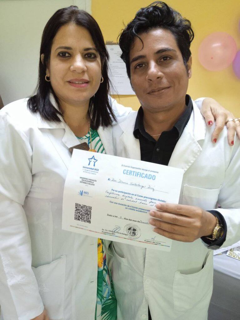 La doctora Dunia Sotolongo recibe un diploma de reconocimiento 