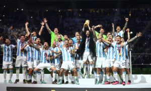 Lee más sobre el artículo La Scaloneta regresa a Argentina tras convertirse en campeona mundial