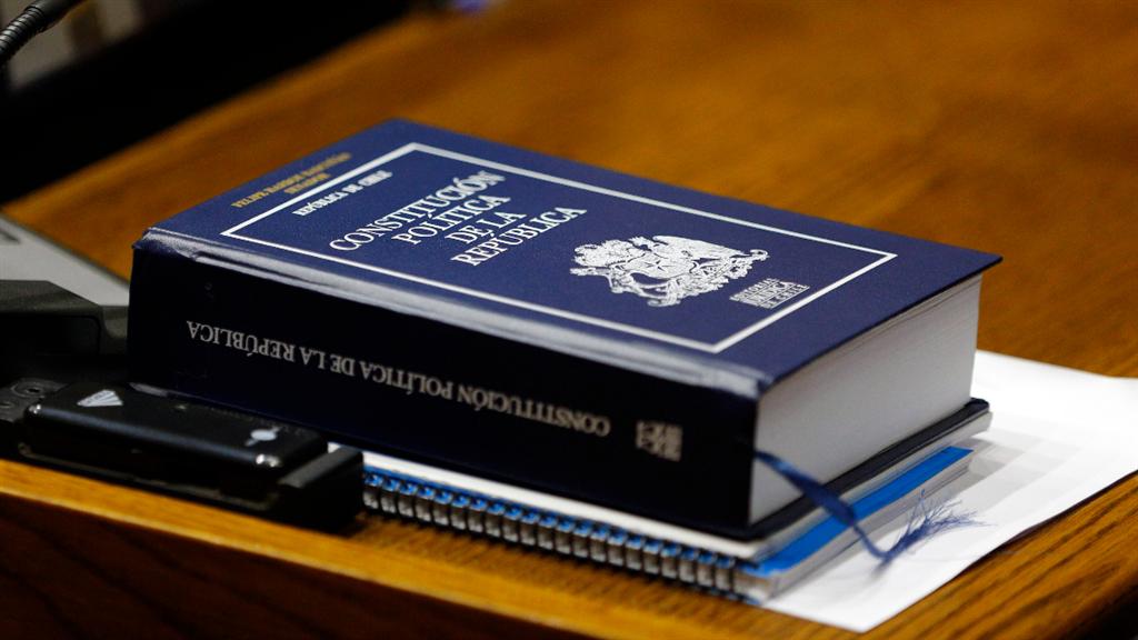 En este momento estás viendo Comienza apertura de urnas para el plebiscito constitucional en Chile