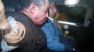 Lee más sobre el artículo Expresidente de Perú pasa primera noche en prisión tras destitución