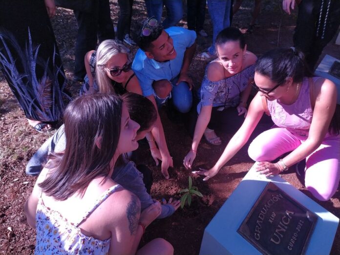 Lee más sobre el artículo Avilanian university students plant the Graduate’s Tree