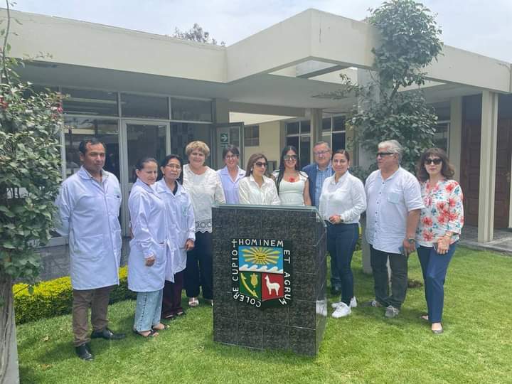 Académicos peruanos junto a la representante de la universidad avileña
