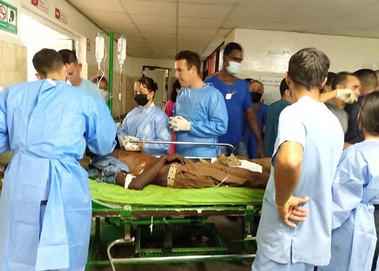 En este momento estás viendo Reciben atención médica lesionados de accidente masivo en Cuba