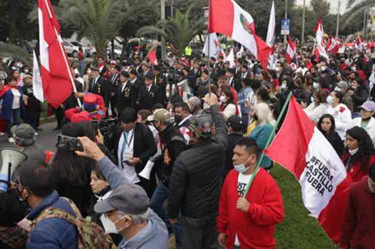 En este momento estás viendo Organizaciones sociales y políticas reinician protestas en Perú