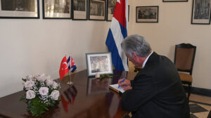 Lee más sobre el artículo Firma Díaz-Canel libro de condolencias por terremoto en Türkiye