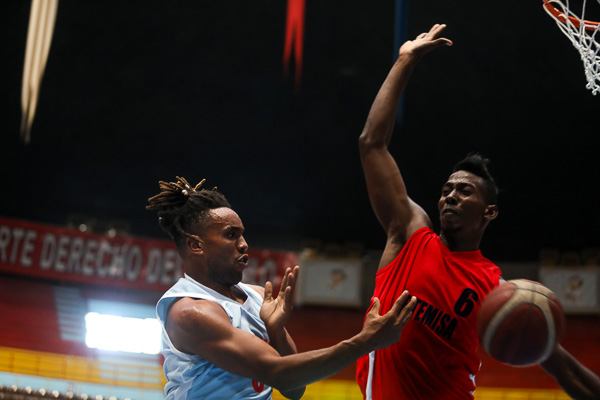 En este momento estás viendo Santiago sigue imbatible en Liga Superior de Baloncesto