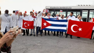 Lee más sobre el artículo Regresan de Türkiye colaboradores médicos cubanos