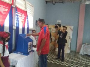 Lee más sobre el artículo Pueblo avileño asistió desde temprano a las urnas (+fotos)