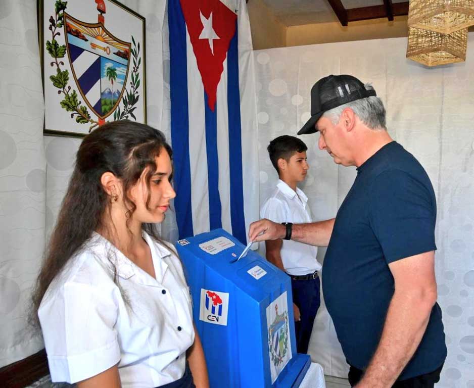 En este momento estás viendo Presidente Díaz-Canel ejerció su voto en Santa Clara, Cuba (+Fotos)