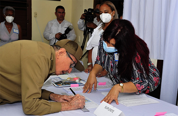 En este momento estás viendo Raúl fue el primero de su colegio en votar