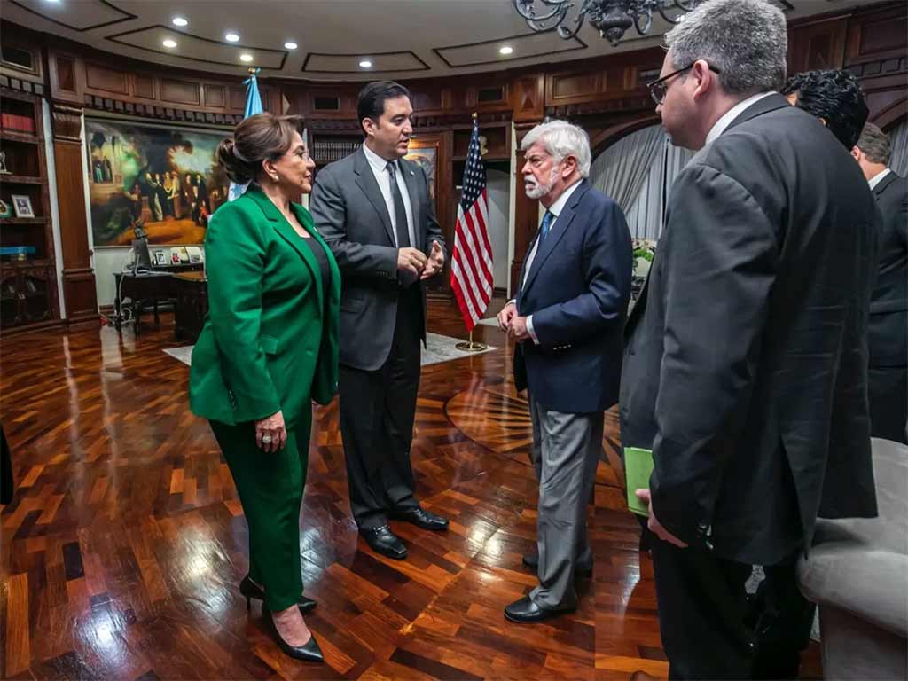 En este momento estás viendo Presidenta de Honduras dialogó con asesor presidencial de EEUU (+Foto)