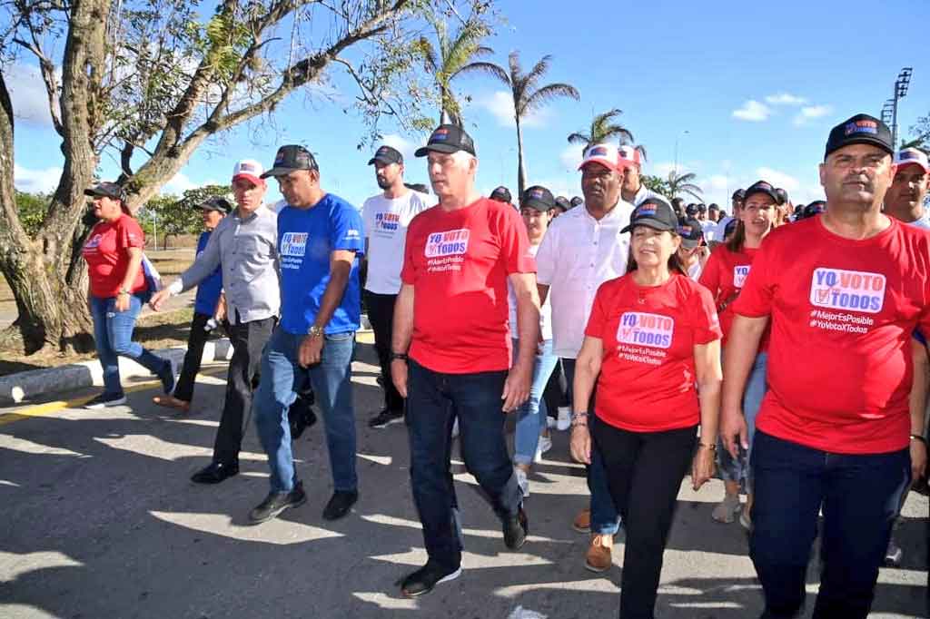 En este momento estás viendo Encabeza presidente de Cuba marcha a favor de unidad del pueblo (+ Foto)