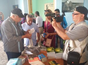 Lee más sobre el artículo Recorre ministro de Cultura Feria del Libro en Santiago de Cuba