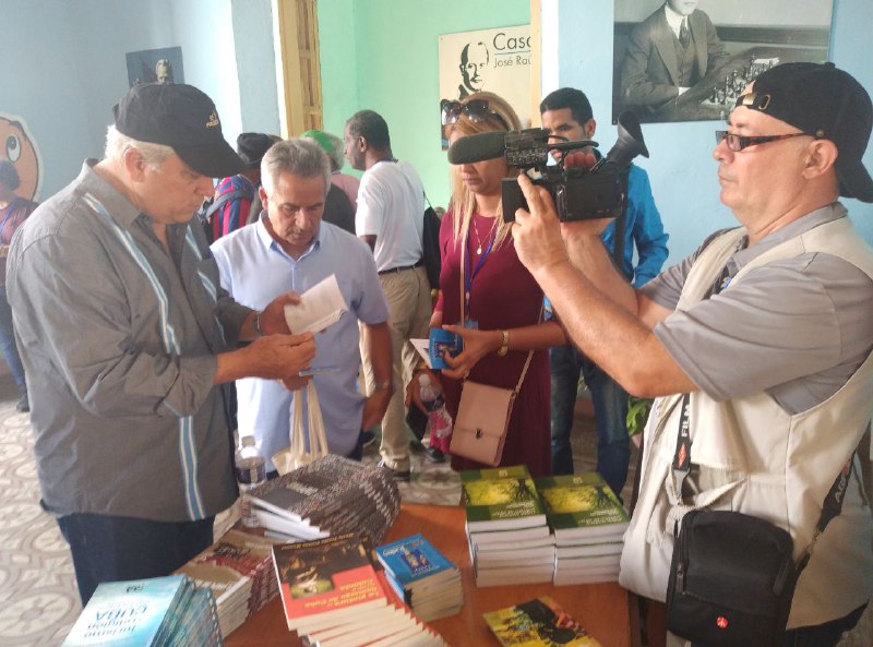 Lee más sobre el artículo Recorre ministro de Cultura Feria del Libro en Santiago de Cuba