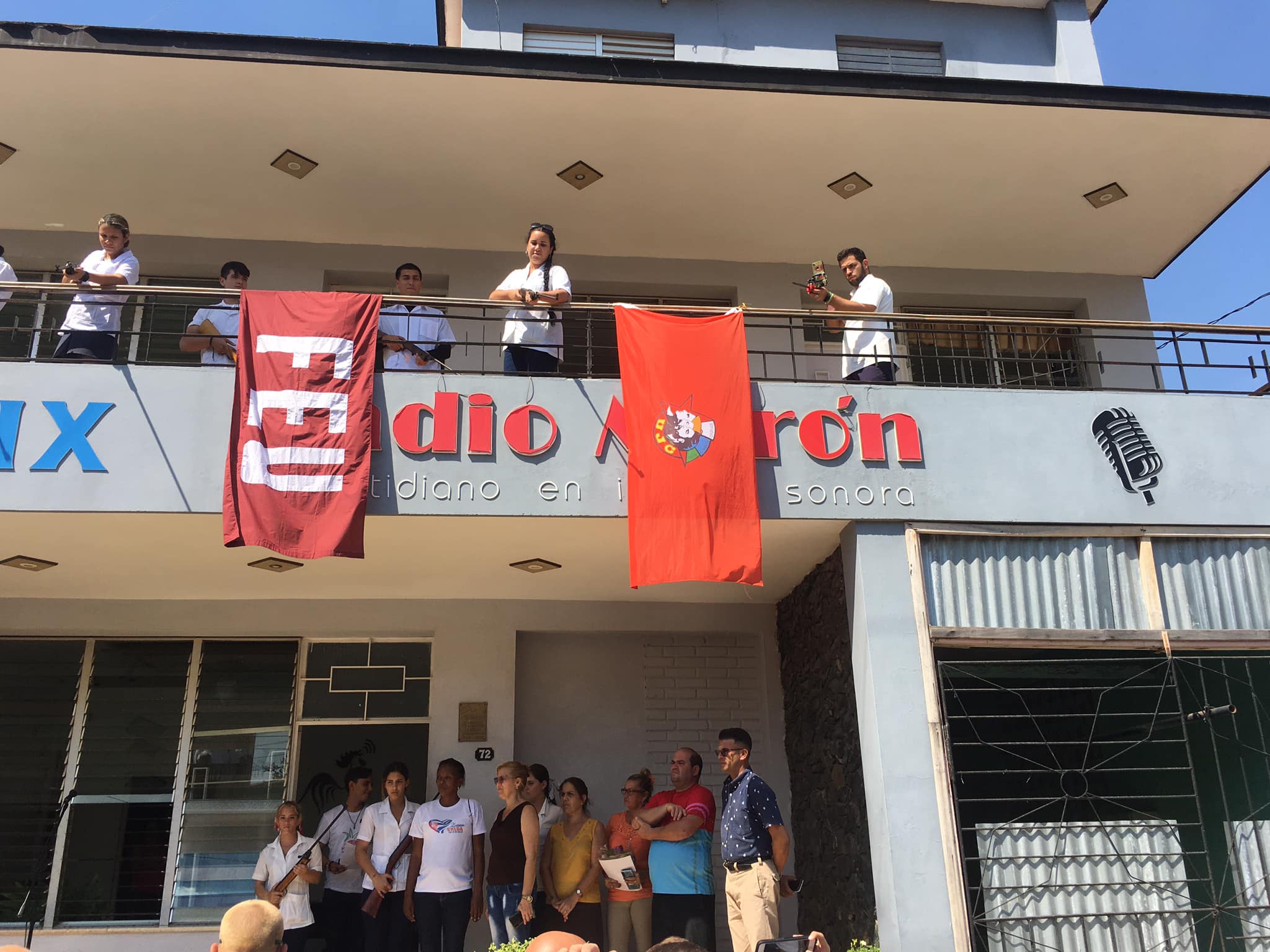 En este momento estás viendo Reeditan asalto a Radio Reloj y reconocen a periodistas