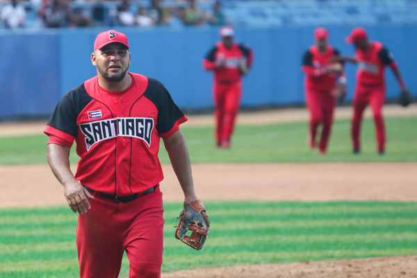 En este momento estás viendo Un «avispero» en la cima del béisbol cubano