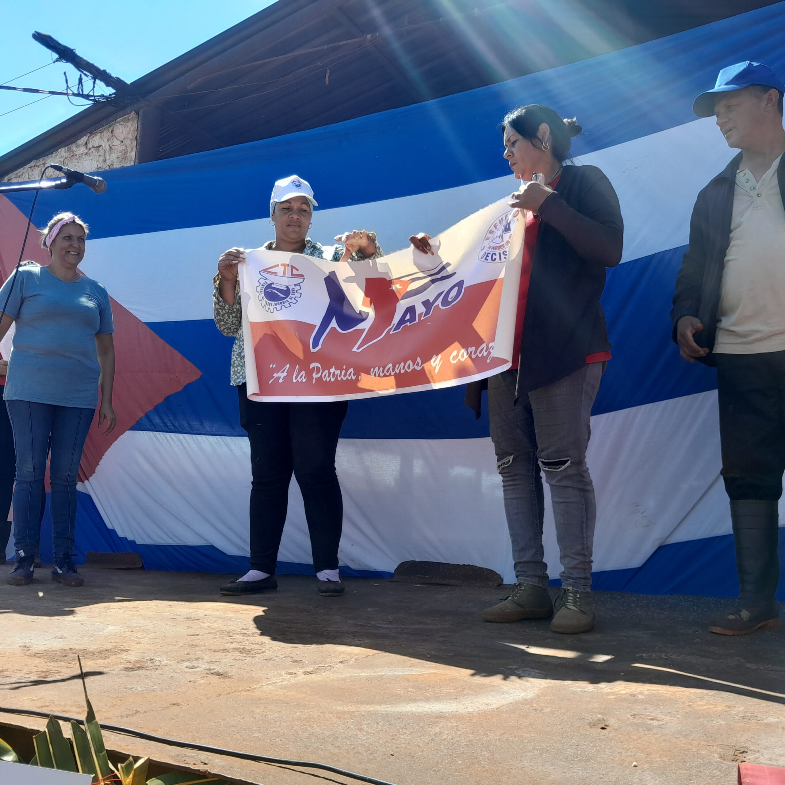 En este momento estás viendo Abanderan en Ciego de Ávila a primer colectivo laboral por el Primero de Mayo