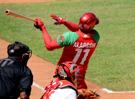 En este momento estás viendo Leñadores apalearon a Tigres y lideran en Béisbol cubano