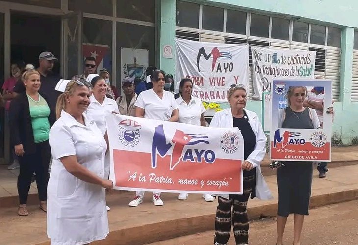 Lee más sobre el artículo Trabajadores de la Salud reciben la bandera Primero de Mayo
